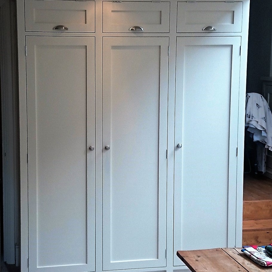 Tailor made solid wood kitchen in classic shaker style, painted in Farrow&Ball pointing.